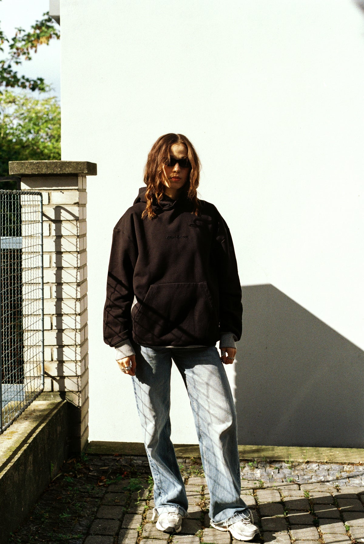 Verwaschener schwarzer Tour-Hoodie | Einer von 101